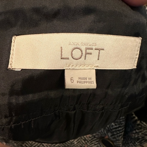 LOFT Black and White Herringbone Mini Skirt With Elegant Buttons (Size 6) - Picture 10 of 11